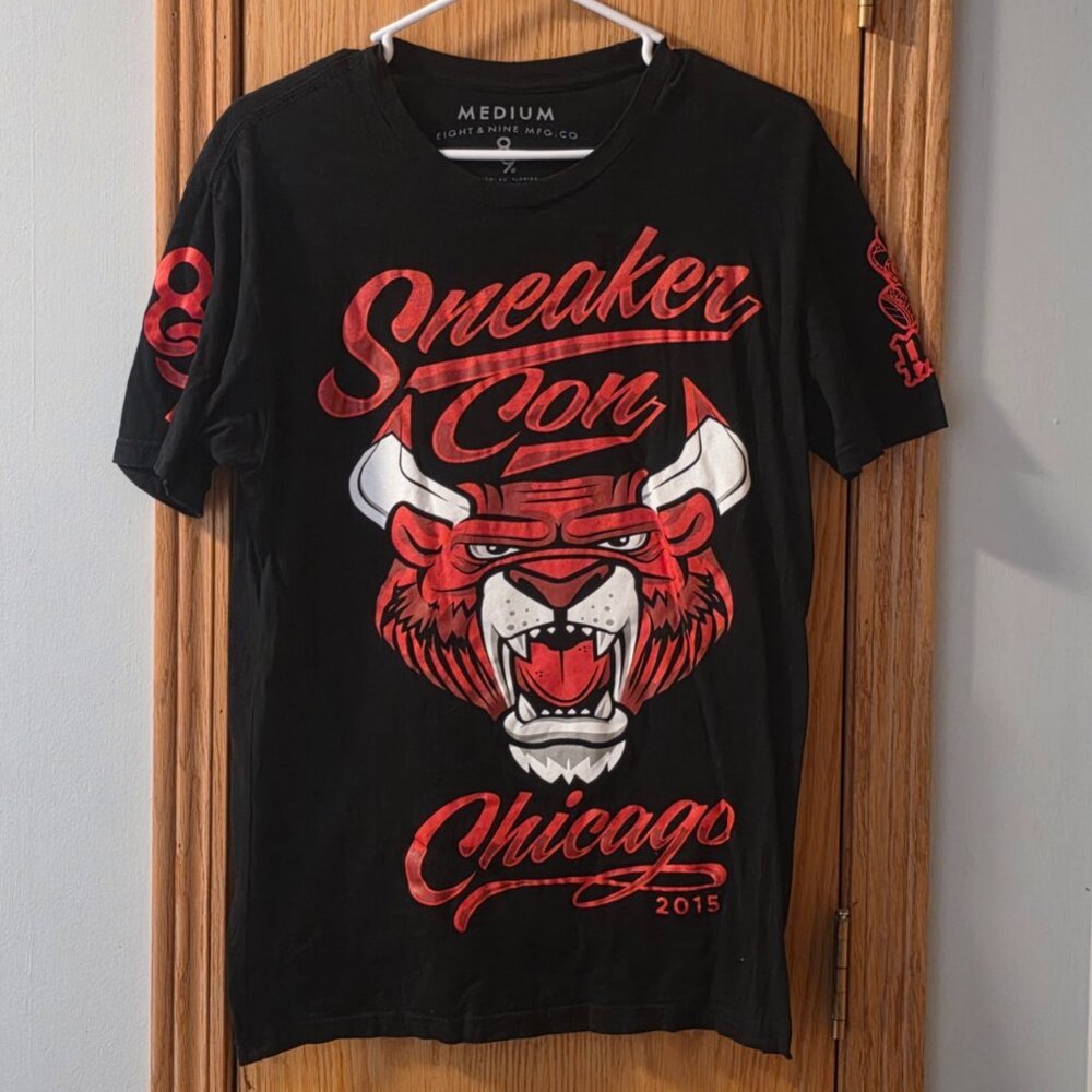 Sneaker Con Black Red Graphic Tee Men's Size M — Like New
